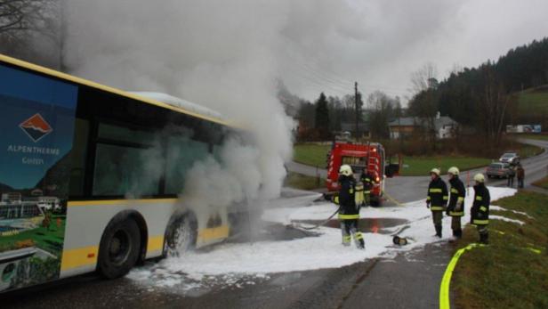 80 Fahrgäste retteten sich aus brennendem Postbus