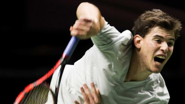 Dominic Thiem beim Aufschlag während eines Tennisspiels.