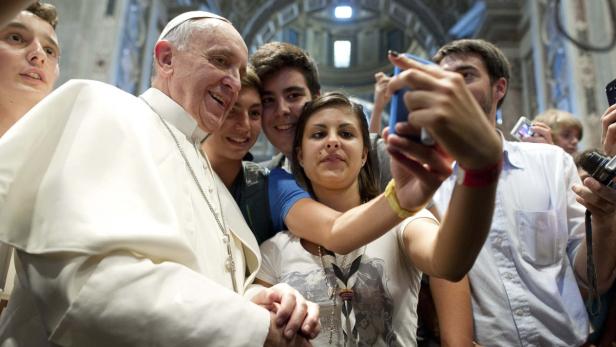 Papst Franziskus geht auf die Menschen zu und verlangt das auch vom Klerus: Die Kirche soll allen offenstehen und die Herzen wieder zum Glühen bringen