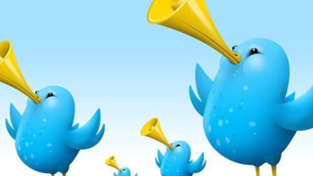 Mehrere blaue Twitter-Vögel blasen in gelbe Trichter.