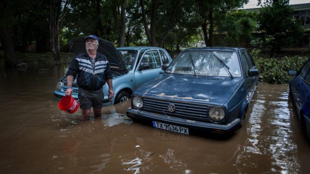 BULGARIA FLOODS Heftige Regengüsse, innerhalb von Minuten überlaufende Abflüsse, zu reißenden Bächen mutierende Straßen - die Menschen in der bulgarischen Schwarzmeerstadt Warna leiden unter den Folgen des schlimmsten Unwetters seit Jahrzehnten.