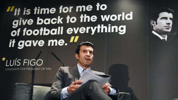 Luís Figo, Kandidat für das Amt des FIFA-Präsidenten, bei einer Rede.