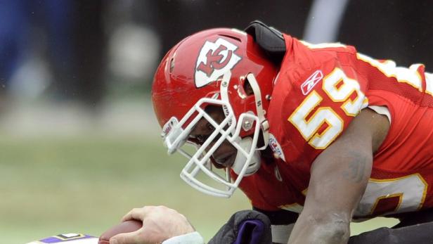 Ein Footballspieler der Kansas City Chiefs mit der Nummer 58 auf dem Trikot kniet auf dem Feld.