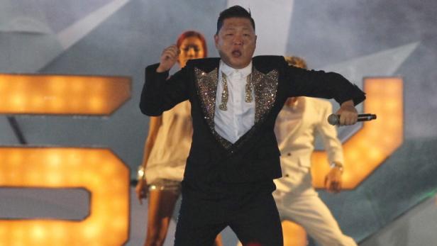 epa03489322 South Korean rap star Park Jae-sang also known as Psy performs during Gangnam Style Thailand Extra Live concert, the first show in South-East Asia to mark Thai King Bhumibol Adulyadej&#039;s 85th birthday celebrations at SCG Stadium in Nonthaburi province on the outskirts of Bangkok, Thailand, 28 November 2012. EPA/RUNGROJ YONGRIT