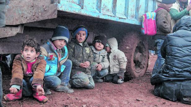 Syrische Kinder, die in die Türkei fliehen wollten, aber nicht durchkamen