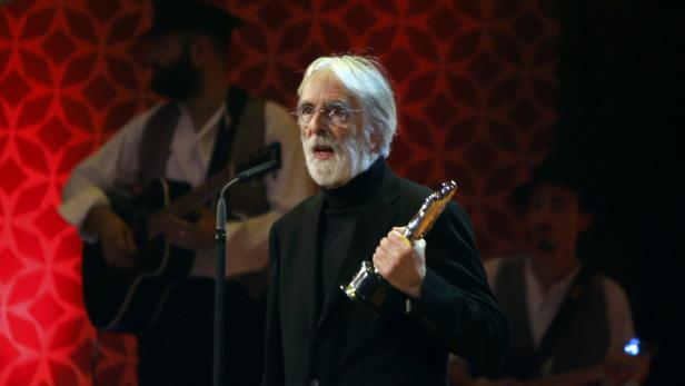 Director Michael Haneke receives the European director award for the film &#039;Amour&#039; (Love) during the 25th European Film Awards ceremony at the Mediterranean Conference Centre in Valletta December 1, 2012. REUTERS/Darrin Zammit Lupi (MALTA - Tags: ENTERTAINMENT)