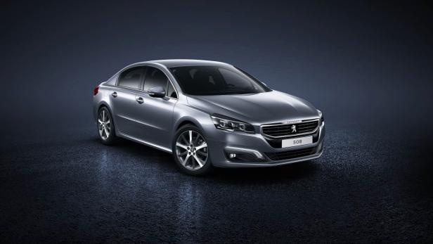 Ein silberner Peugeot 508 vor einem dunklen Hintergrund.