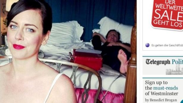 Eine Frau sitzt auf einem Stuhl, während eine andere Person im Hintergrund im Bett liegt.