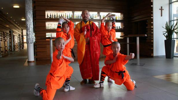 Shaolin Kung Fu Mönche tanken in der Therme Kraft