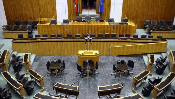 Blick in den leeren Plenarsaal des österreichischen Parlaments.