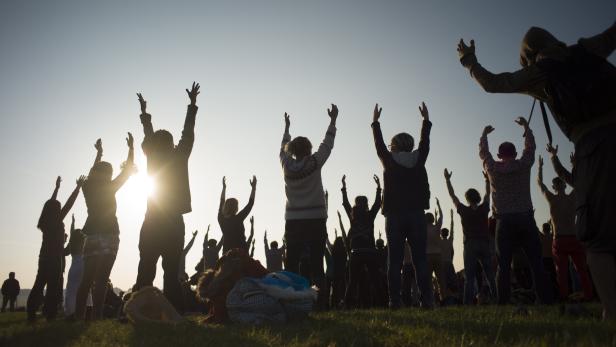 Revellers perform yoga as they celebrate the summe An der Stelle der Megalith-Kultstätte Stonehenge im Süden Englands sind nach den Erkenntnissen eines Londoner Forschers vor 4.500 Jahren riesige Partys veranstaltet worden. Damals sei bis zu ein Zehntel der gesamten britischen Bevölkerung nach Stonehenge geströmt, zum Teil sogar aus Schottland.