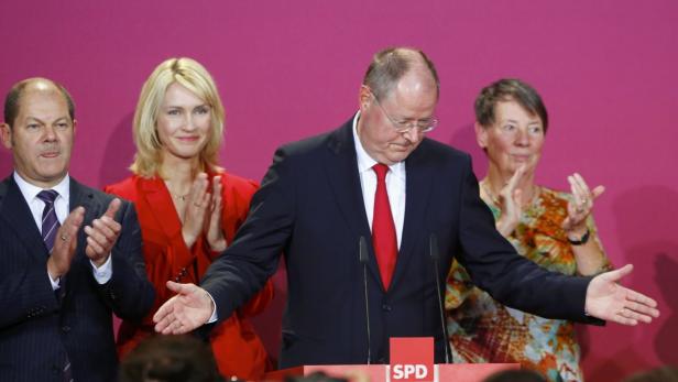 SPD top candidate Steinbrueck acknowledges applaus