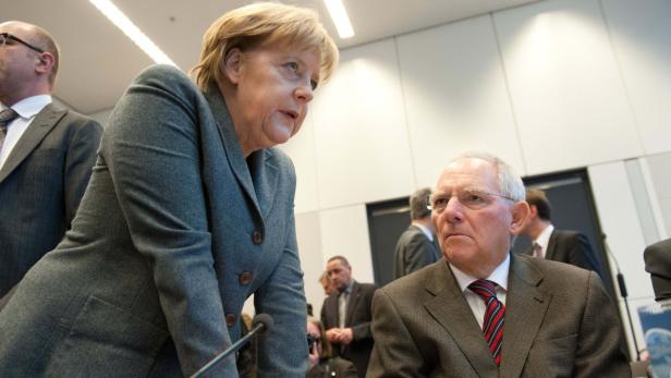 Bundeskanzlerin Angela Merkel (CDU) und Bundesfinanzminister Wolfgang Schäuble (CDU, r) nehmen am 06.11.2012 in Berlin an der Sitzung der CDU/CSU-Bundestagsfraktion teil. Der Bundestag tritt am 07.11.2012 zu seiner nächsten Sitzung zusammen. Foto: Maurizio Gambarini/dpa +++(c) dpa - Bildfunk+++