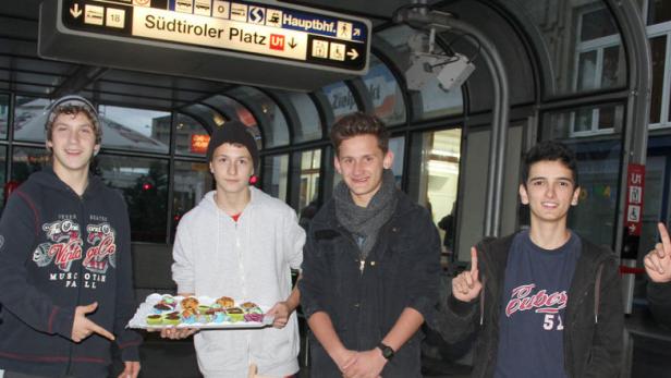 Eine Gruppe Jugendlicher steht am Sütiroler Platz und präsentiert Cupcakes und eine Dose mit der Aufschrift „Skatistan“.
