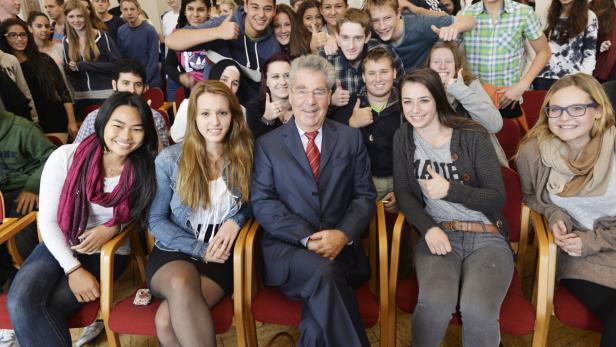 KURIER-Diskussion: Große Begeisterung über den Besuch von Bundespräsident Heinz Fischer in der Schule. Für die Oberstufen-Schüler ab der sechsten Klasse ist der 29. September der erste Wahltag ihres Lebens.