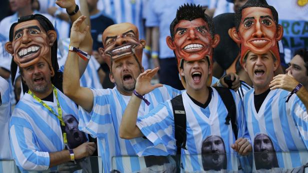 Die argentinischen Fans fieberten dem zweiten Gruppenspiel ihrer Mannschaft in Mineirao Stadion von Belo Horizonte entgegen. Gegen den Iran erwarteten sie eine deutliche Leistungssteigerung ihrer Helden, die sie nicht nur im Herzen, sondern auch am Kopf tragen.