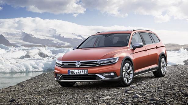 Ein orangefarbener VW Passat Alltrack steht vor einer Gletscherlandschaft.