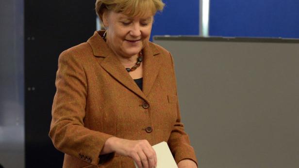 Bundeskanzlerin Angela Merkel wirft in Berlin ihren Stimmzettel in die Wahlurne.