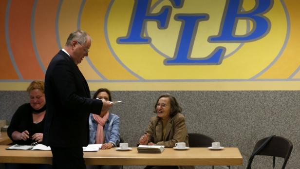 Steinbrueck top candidate of SPD collects ballot p