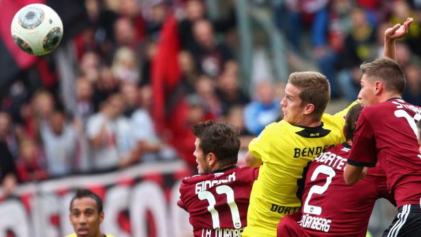 Emanuel Pogatetz (2. v.r.) knöpfte mit dem 1. FC Nürnberg Tabellenführer Dortmund die ersten Punkte ab.