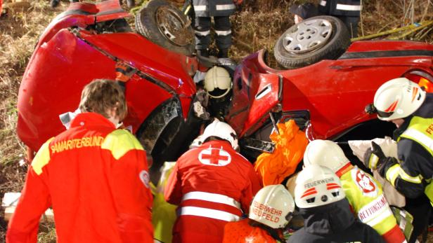 Unfall zwischen Hornstein und Neufeld, drei junge Männer werden dabei verletzt