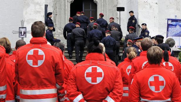 Beim Gedenkgottesdienst in Annaberg trauerten Polizisten und Rotkreuz-Sanitäter gemeinsam.