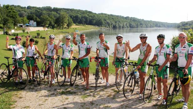 Bernhard Keller (M.) mit seiner Finish-line-Truppe. Am 13. Juli wollen die Neo-Triathleten beim Wettkampf, der nach den anfordernden Olympiadistanzen konzipiert ist, ins Ziel kommen