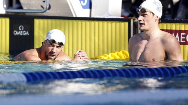 Swimming: Arena Grand Prix-Finals Michael Phelps gratuliert Yannick Agnel.
