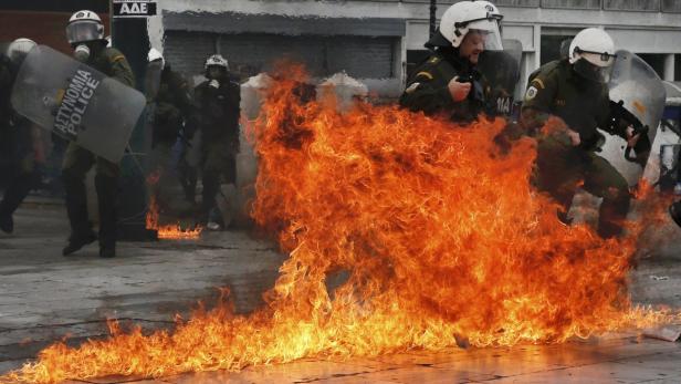 Am Rande einer friedlichen Demonstration gegen eine geplante Rentenreform haben am Freitag in Athen rund 500 vermummte Chaoten für Unruhe gesorgt.