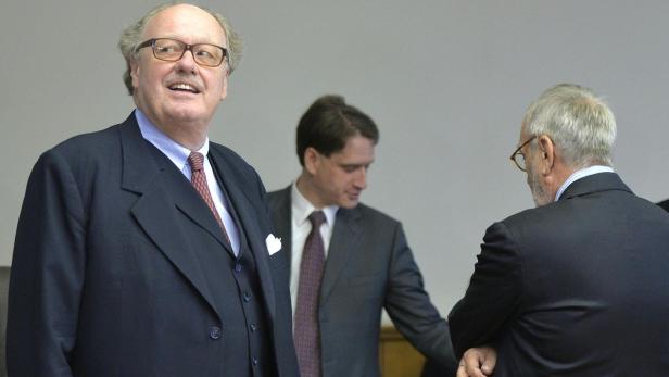 Alfons Mensdorff-Pouilly (li.) und Rudolf Fischer (von hinten) mit Anwälten: &quot;Eine Million Euro reißt niemanden vom Hocker.&quot;