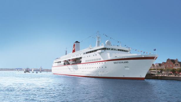 Das Kreuzfahrtschiff „Deutschland“ liegt im Hafen.