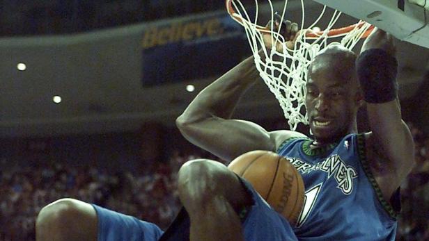 Kevin Garnett dunkt für die Minnesota Timberwolves.