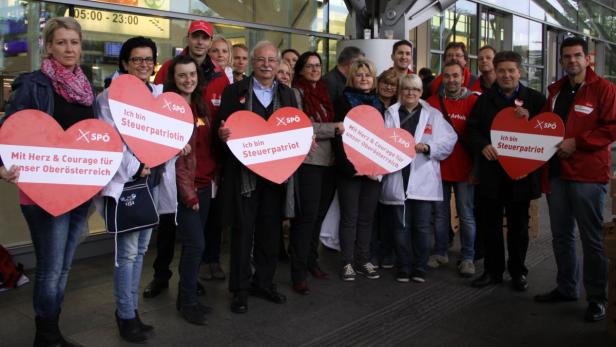 Wacker werben die SPÖ-Funktionäre weiter um die Gunst der Wähler. Hier – am Freitag nachdem die Mayr-Bombe geplatzt ist – am Linzer Bahnhof mit der Verteilung von Frückstückskipferl.