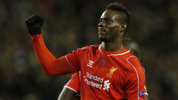 Mario Balotelli im roten Liverpool-Trikot mit erhobener Faust.