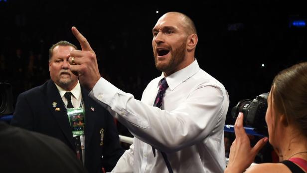 Tyson Fury gestikuliert während eines Boxkampfes.