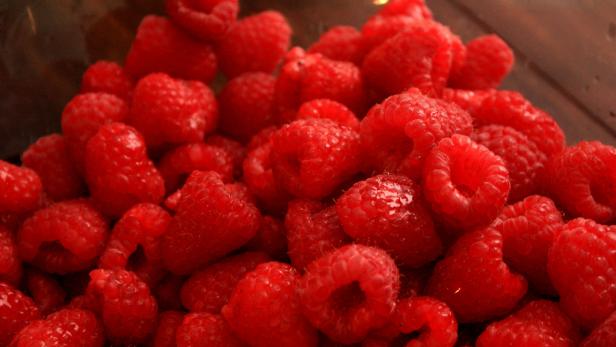 HIMBEERKRACHERL 1 kg Himbeeren vorsichtig waschen und gut abtropfen lassen.