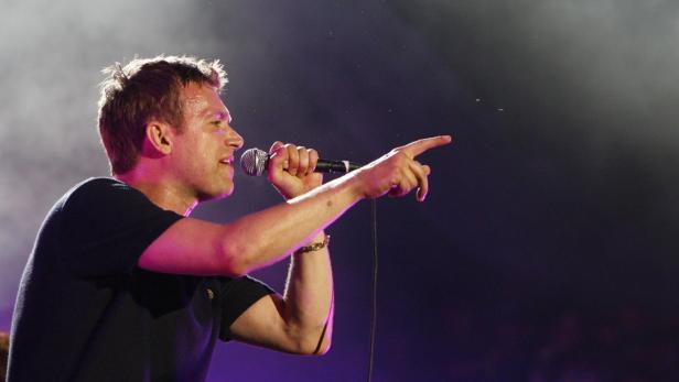 Lead singer of Blur, Damon Albarn, performs at the Glastonbury Festival 2009 in south west England June 28, 2009. REUTERS/Luke MacGregor (BRITAIN ENTERTAINMENT SOCIETY TRAVEL)