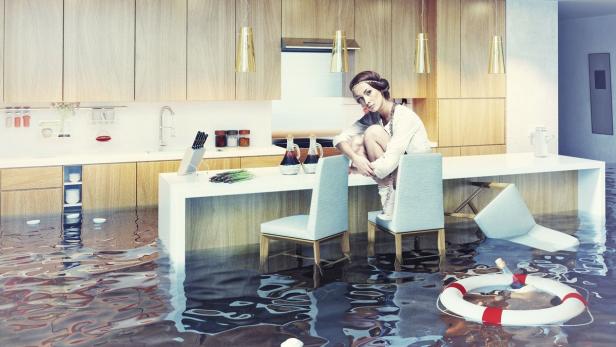 beautiful woman sitting on a chair in flooded kitchen interior. Photo combination concept, Wohngebäude-Innenansicht, Wohnhaus, Überschwemmung, Behausung, Wasser, Heraustropfen, Wohnung, Naturkatastrophe, Privatküche, Wasserrohr, Das Leben zu Hause, Notdienst, Katastrophe, Verzweiflung, Unfall, Innenaufnahme, Bodenwischer, Boeden, Nass, Welle, Tisch, Wohnraum, Hausdekor, Wasch- und Spülbecken, Produktdesign, Stuhl, Herrenhaus, Architektur, Junge Frauen, Weiblich, Versicherung, Boje, Schön, Junger Erwachsener, Reparieren, Schönheit, Luxus, Brandneu, Frauen, Lebensstil, Bestürzt, Insel, Loft, Bildnummer 68487295