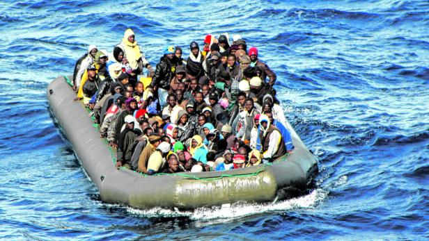 &quot;Unglaubliche Risiken&quot;: Zu Dutzenden pferchen sich Flüchtlinge in Nordafrika auf altersschwache Schlauchboote. Schiffe der Mission Mare Nostrum bringen sie in Sicherheit.