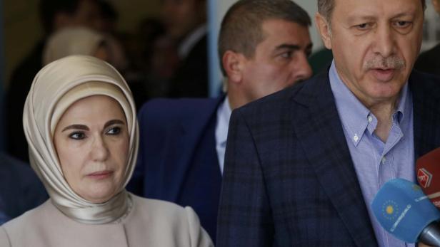 Emine Erdoğan und Recep Tayyip Erdoğan bei einer Veranstaltung.