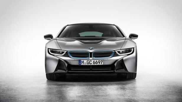 Ein silberner BMW i8 vor einem weißen Hintergrund.