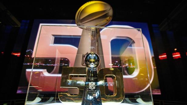 Die Vince Lombardi Trophy vor dem Hintergrund der Super Bowl 50-Anzeige.