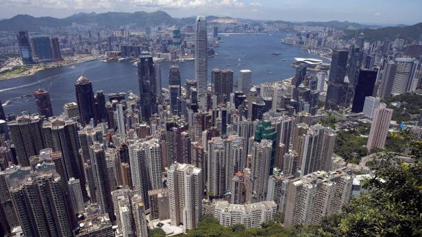 Ein Panoramablick auf die Skyline von Hongkong mit dem Victoria Harbour.
