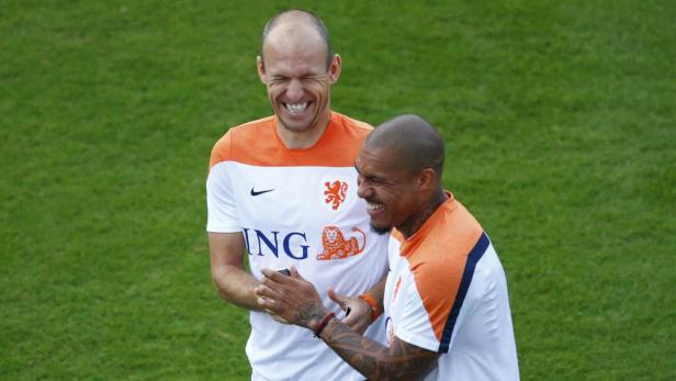 Arjen Robben (links) hat mit Nigel de Jong Spaß.