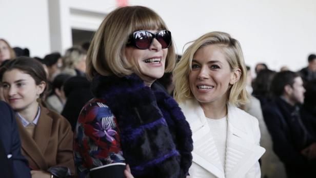 Es passierte tatsächlich: Der gestrengen Vogue-Chefin Anna Wintour ist bei der Fashion Week in New York ein herzliches Lachen ausgekommen. Ob ihre Calvin-Klein-Sitznachbarin Sienna Miller mit einem derben Witz dafür verantwortlich war?