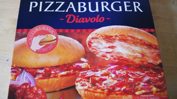 Pizza oder Burger? Da der Diavolo-Pizzaburger von im Zuge der WM kräftig im Fernsehen beworben wird, wollten wir es genauer wissen. Was wie eine Beleidigung für die italienische Küche klingt, schmeckt auch so. Aber alles der Reihe nach: