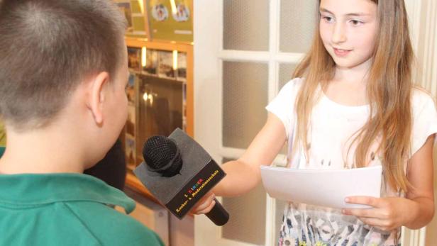 Janin interviewt Marco für Kids-Radio