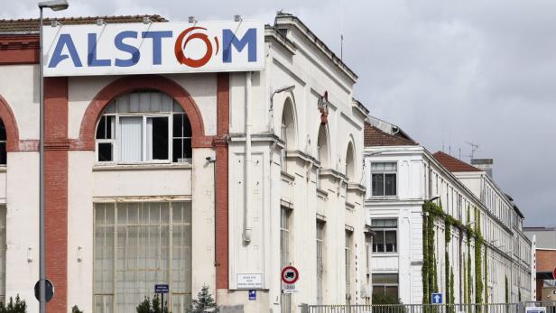 Das Alstom-Logo ist auf einem Gebäude angebracht.