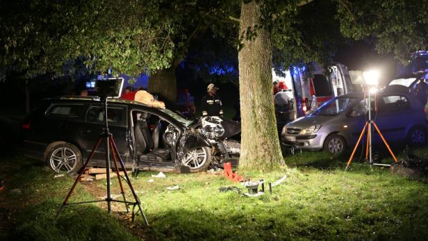 Die Feuerwehr musste eine Verletzte mit Bergegerät aus dem völlig zerstörten VW Passat befreien.