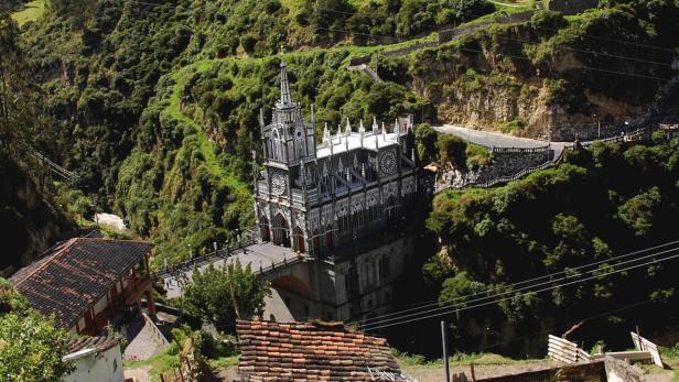 Die Wallfahrtskirche Las Lajas ist außerhalb des Ortes Ipiales in Kolumbien auf einer Brücke über einer Schlucht errichtet. Das Besondere: Der Altar ist direkt in den Felsen hinein gebaut.